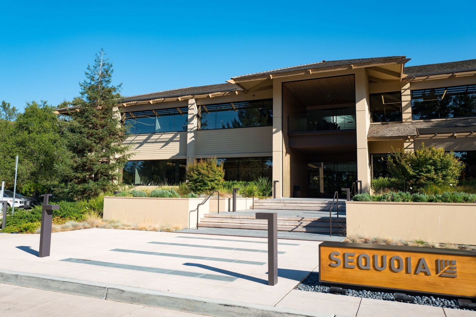 Investors Pour Into Venture Capital Funds Even as Markets Cool